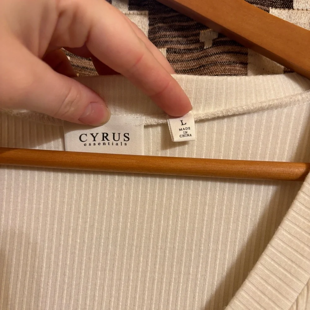 Cyrus Essentials Women’s White Long Sleeved Shirt Size Large - Picture 3 of 8